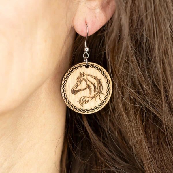 Boucles d'oreilles en bois de chêne, Cheval – Image 3