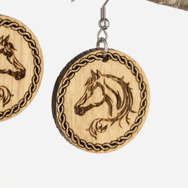 Boucles d'oreilles en bois de chêne, Cheval – Image 2