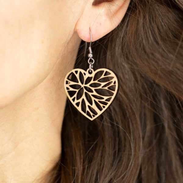 Boucles d'oreilles en bois de chêne, Cœur Fleur Tiffany – Image 3