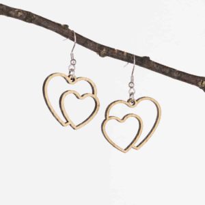 Image des Boucles d'oreilles en bois de chêne, Cœur Fusion. Ces bijoux délicats allient élégance naturelle et design raffiné. Conçus avec minutie, le motif Cœur Fusion sculpté au laser offre une finition impeccable