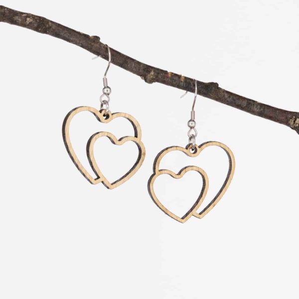 Image des Boucles d'oreilles en bois de chêne, Cœur Fusion. Ces bijoux délicats allient élégance naturelle et design raffiné. Conçus avec minutie, le motif Cœur Fusion sculpté au laser offre une finition impeccable