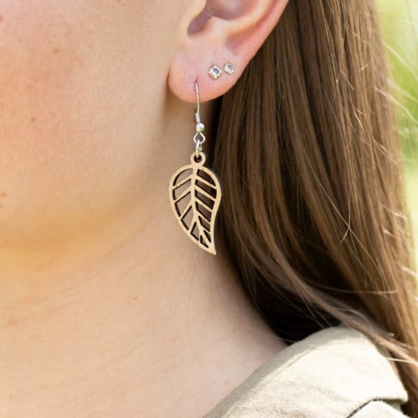 Boucles d'oreilles en bois de chêne, Feuille Simple – Image 4
