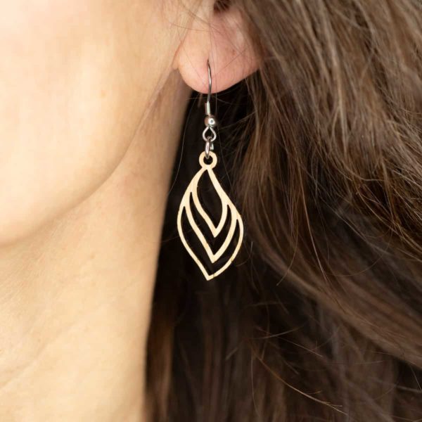 Boucles d'oreilles en bois de chêne, Feuille Triple – Image 4