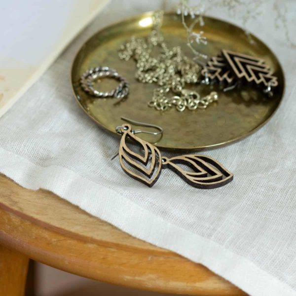 Boucles d'oreilles en bois de chêne, Feuille Triple – Image 3