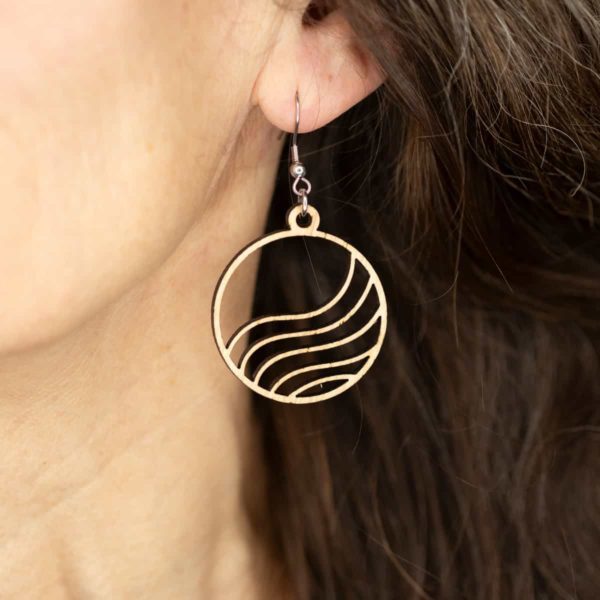 Boucles d'oreilles en bois de chêne, Grande Vague – Image 3