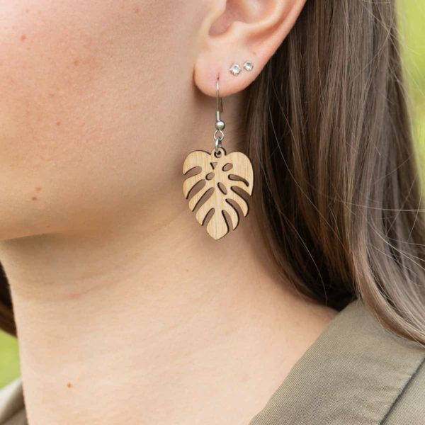 Boucles d'oreilles en bois  Monstera – Image 4
