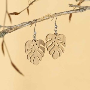 boucles d'oreilles en bois de chêne, Monstera. Ces bijoux élégants allient beauté naturelle et design sophistiqué. Le motif Monstera, finement découpé au laser