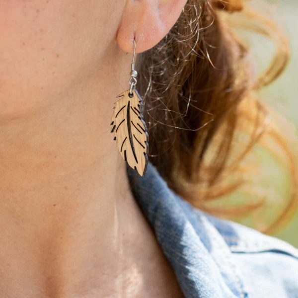 Boucles d'oreilles en bois de chêne, Plume – Image 3