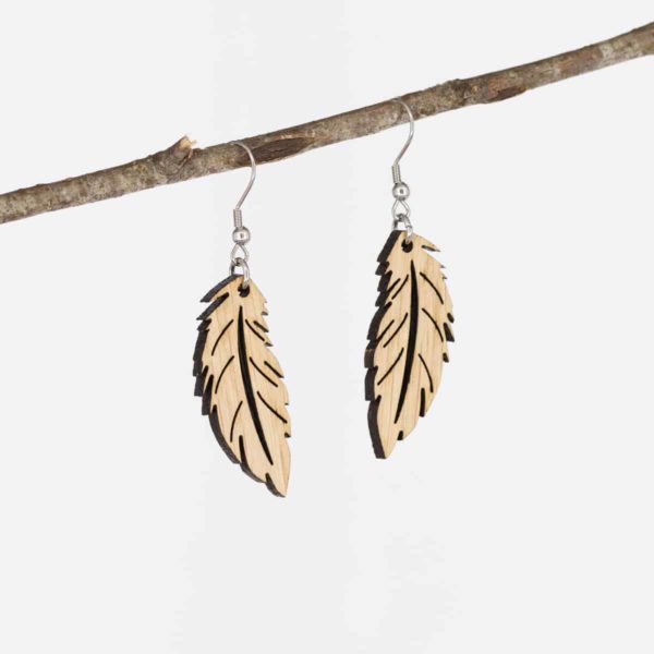 Boucles d'oreilles en bois de chêne, Plume – Image 4