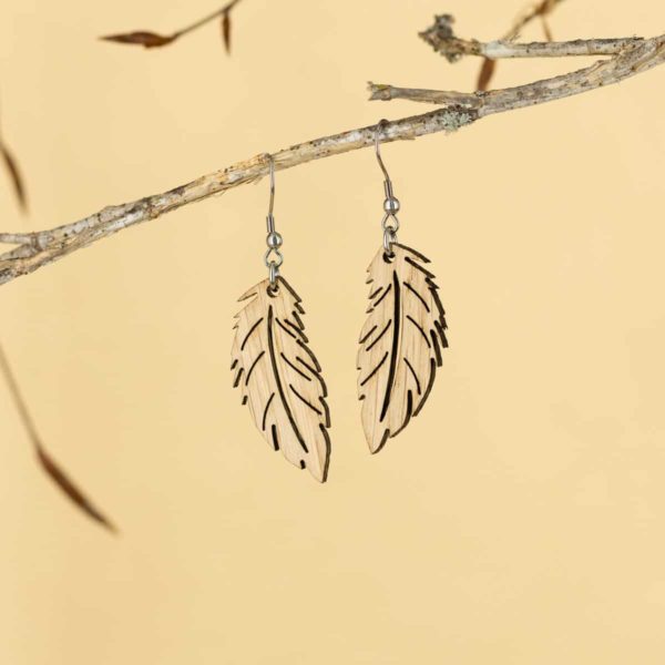 Boucles d'oreilles en bois de chêne, Plume – Image 6