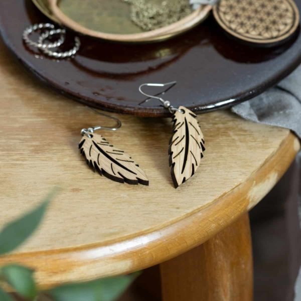 Boucles d'oreilles en bois de chêne, Plume – Image 2