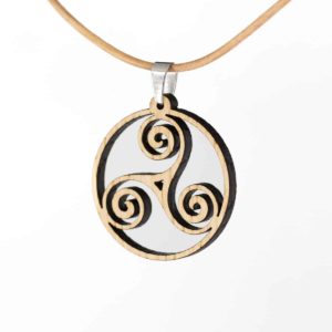 Pendentif en bois de chêne, Triskele découpé