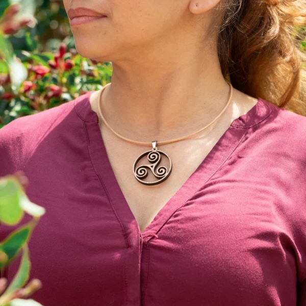 Pendentif en bois de chêne, Triskele découpé – Image 2