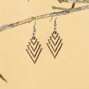 Image montrant des boucles d'oreilles en bois de chêne en forme de triangles, avec crochets hypoallergéniques en acier inoxydable. Allient élégance et durabilité grâce à une découpe au laser précise et une finition soignée.