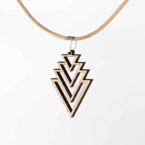 Image d'un pendentif en bois de chêne en forme de triangle, avec une finition artisanale élégante et un collier en cuir non traité.