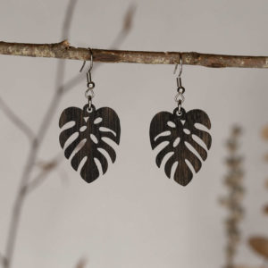 Boucles d'oreilles en bois de chêne ébonisé avec crochet en acier inoxydable hypoallergénique, design feuille de Monstera.