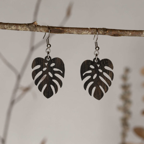 Boucles d'oreilles en bois de chêne ébonisé avec crochet en acier inoxydable hypoallergénique, design feuille de Monstera.