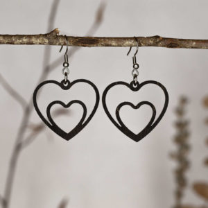 Image des Boucles d'oreilles en bois ébonisées Cœur Jumeau. Ces bijoux élégants, avec un motif Cœur Jumeau précisement découpé au laser, offrent une finition exquise.