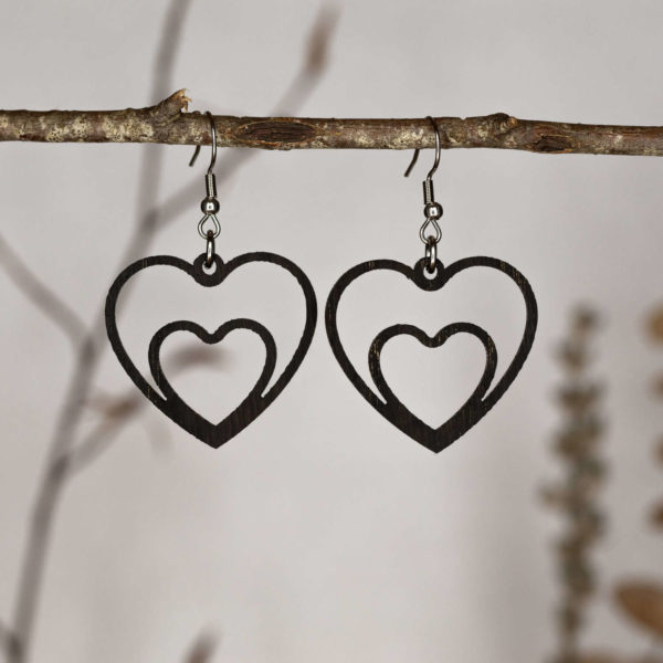 Image des Boucles d'oreilles en bois ébonisées Cœur Jumeau. Ces bijoux élégants, avec un motif Cœur Jumeau précisement découpé au laser, offrent une finition exquise.
