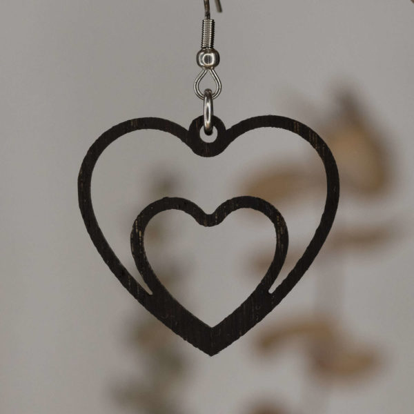 Boucles d'oreilles en bois de chêne ébonisées, Cœur Jumeau – Image 2