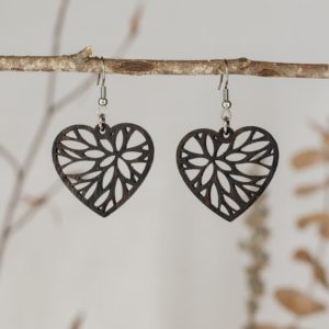 boucles d'oreilles en bois de chêne ébonisées, Cœur Fleur Tiffany. Ces boucles d'oreilles uniques allient élégance et robustesse.