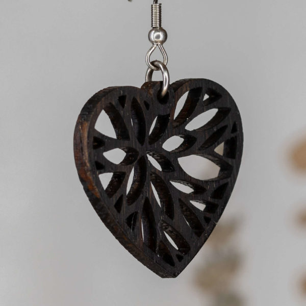 Boucles d'oreilles en bois de chêne ébonisées, Cœur Fleur Tiffany – Image 2