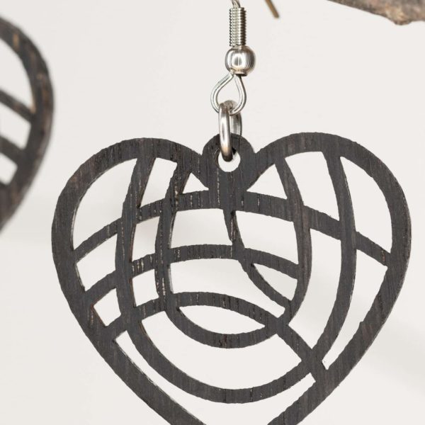 Boucles d'oreilles en bois de chêne ébonisées, Cœur Tiffany – Image 2