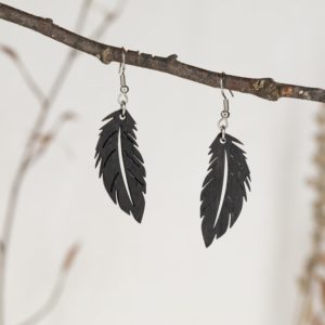 Image des Boucles d'oreilles en bois de chêne ébonisées, Plume. Ces bijoux élégants et délicats arborent le motif Plume. Confectionnées avec précision, ces boucles d'oreilles offrent une finition exquise