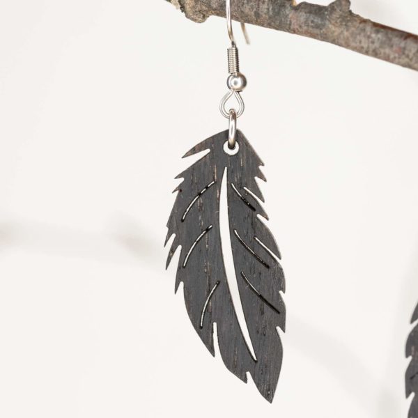 Boucles d'oreilles en bois de chêne ébonisées, Plume – Image 2