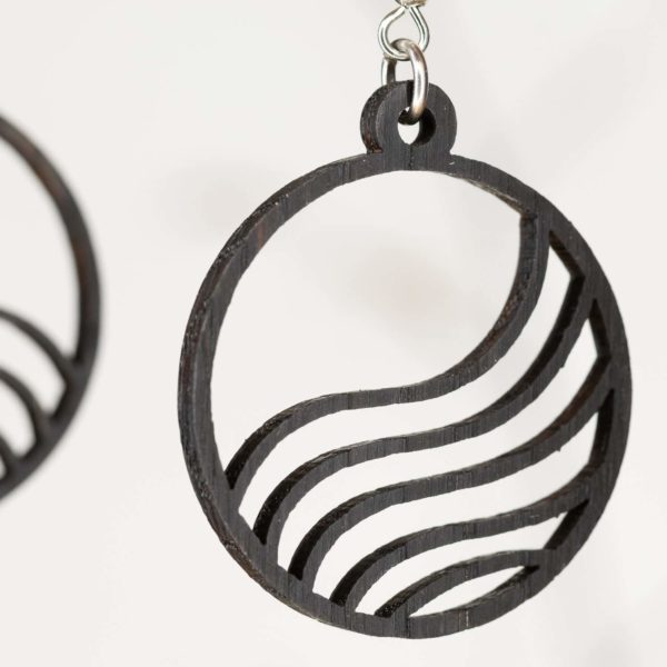 Boucles d'oreilles en bois de chêne ébonisées, Grande Vague – Image 2