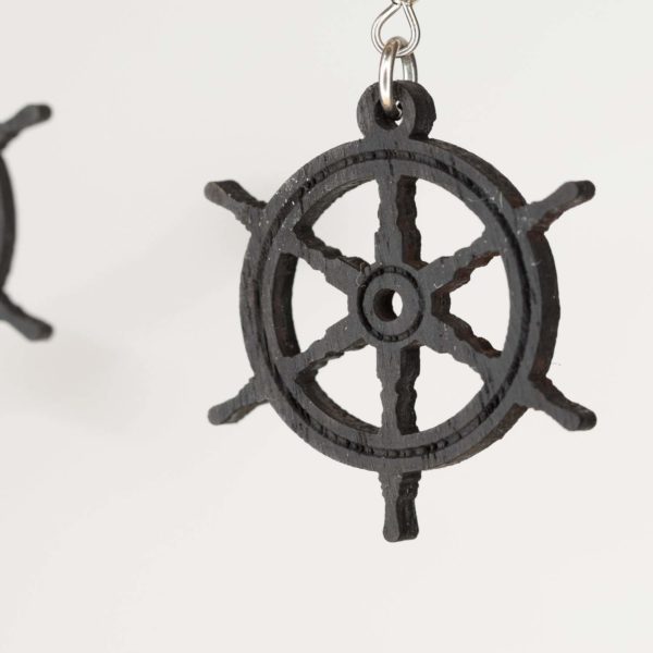 Boucles d'oreilles en bois de chêne ébonisées, Gouvernail – Image 2