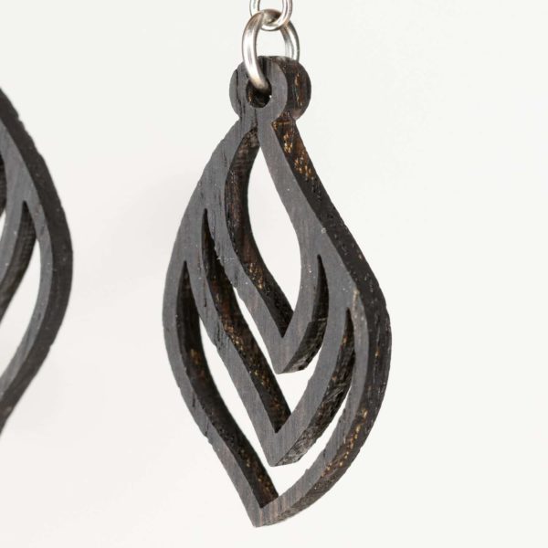Boucles d'oreilles en bois de chêne ébonisées, Feuille Triple – Image 2
