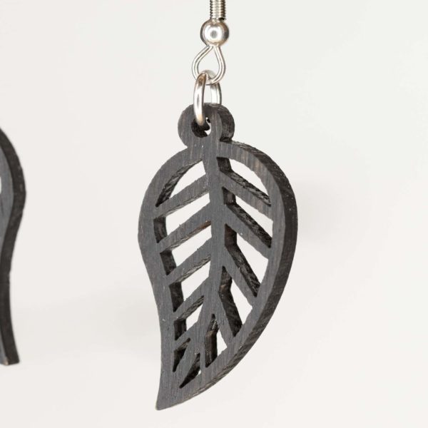 Boucles d'oreilles en bois de chêne ébonisées, Feuille Simple – Image 3