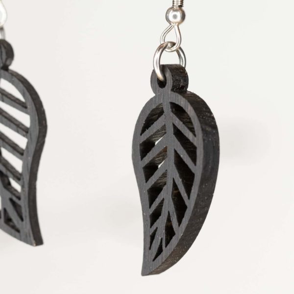 Boucles d'oreilles en bois de chêne ébonisées, Feuille Simple – Image 2