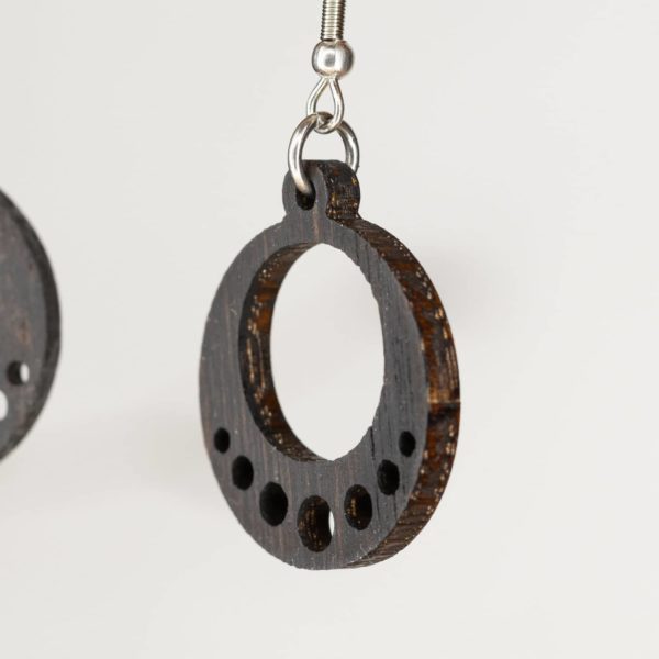 Boucles d'oreilles en bois de chêne ébonisées, Circels – Image 2