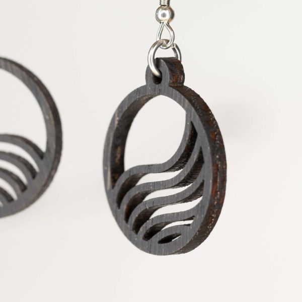 Boucles d'oreilles en bois de chêne ébonisées, Mini Vague – Image 3