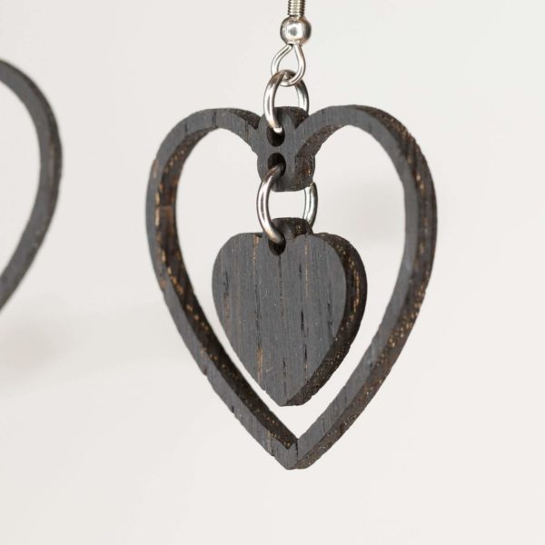 Boucles d'oreilles en bois de chêne ébonisées, Cœur à Cœur – Image 2