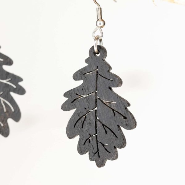 Boucles d'oreilles en bois de chêne ébonisées, Feuille de Chêne – Image 2