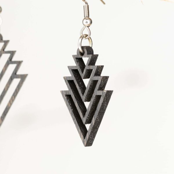 Boucles d'oreilles en bois de chêne ébonisées, Triangles – Image 2