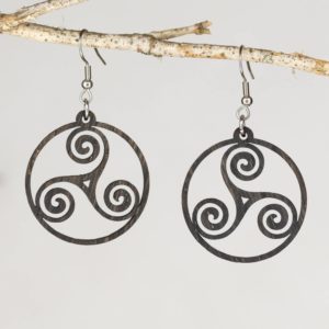 Boucles d'oreilles en bois de chêne ébonisées, Triskele