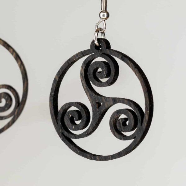 Boucles d'oreilles en bois de chêne ébonisées, Triskele – Image 2
